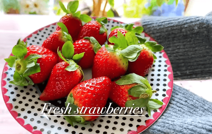 Easy Strawberry Cinnamon Rolls Recipe