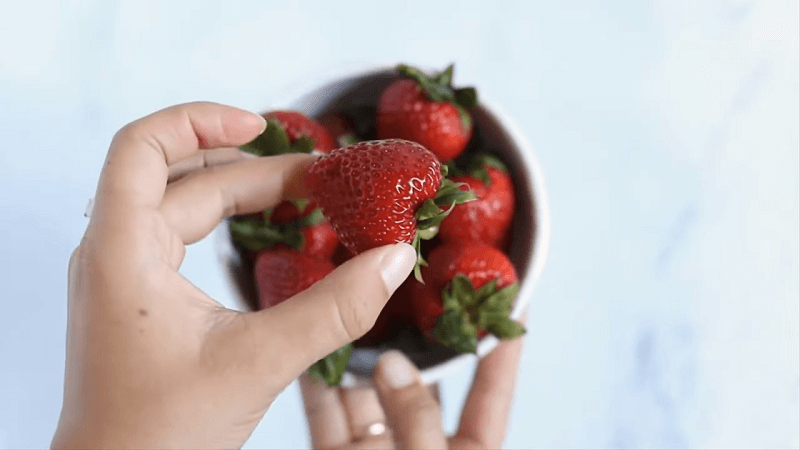 Fresh Summer Salad with Corn and Strawberries